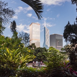 香港動植物公園位於中環半山位置，訪客既能環視現代都市的摩天大樓，又能細看公園內自然樸實的花草樹木。